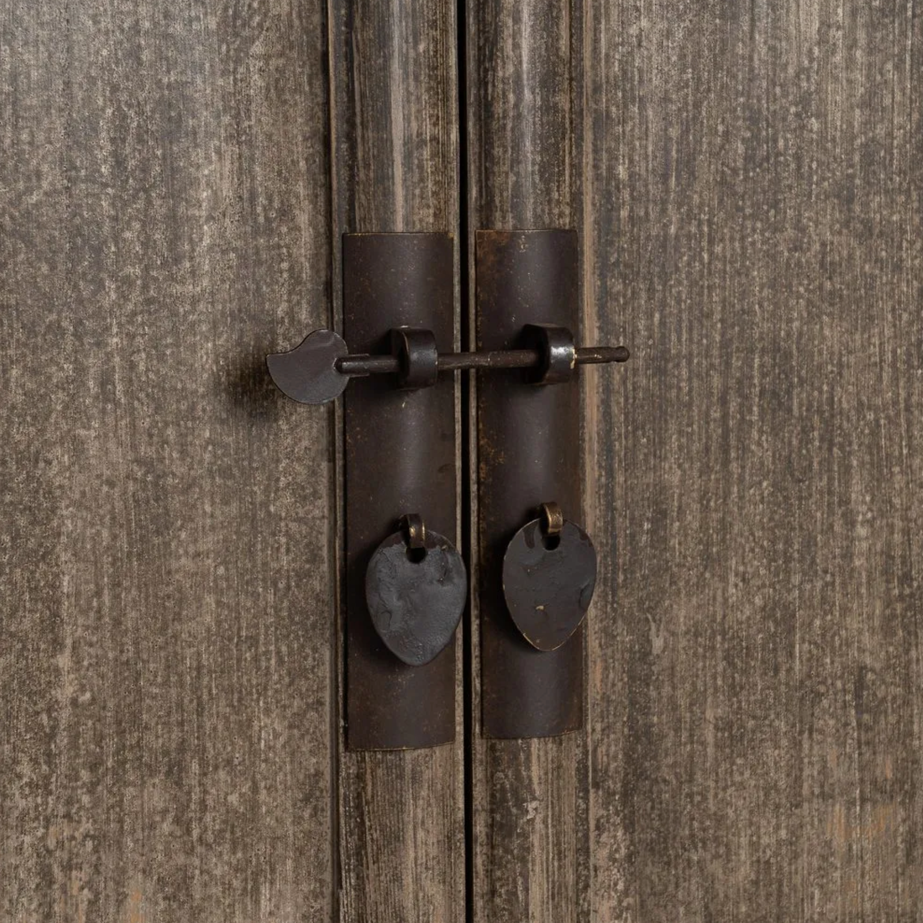 detalle tirador aparador madera