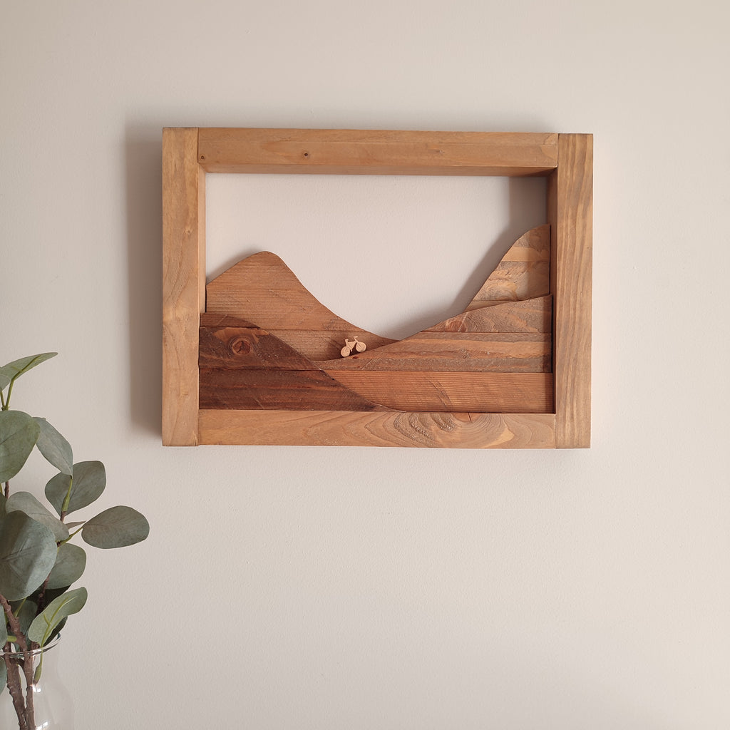 Paseo en bici entre montañas - Decoración madera artesanal