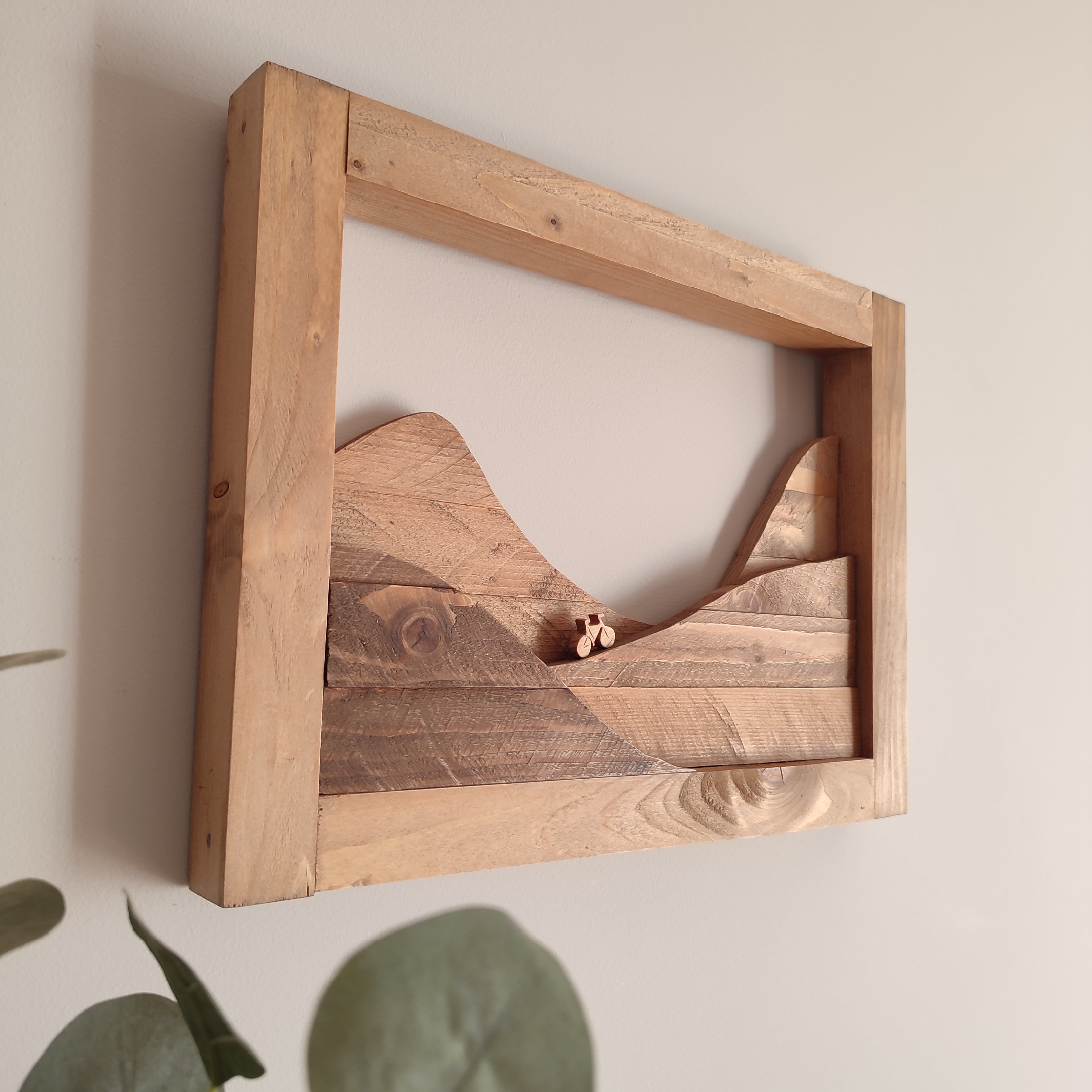 Paseo en bici entre montañas - Decoración madera artesanal