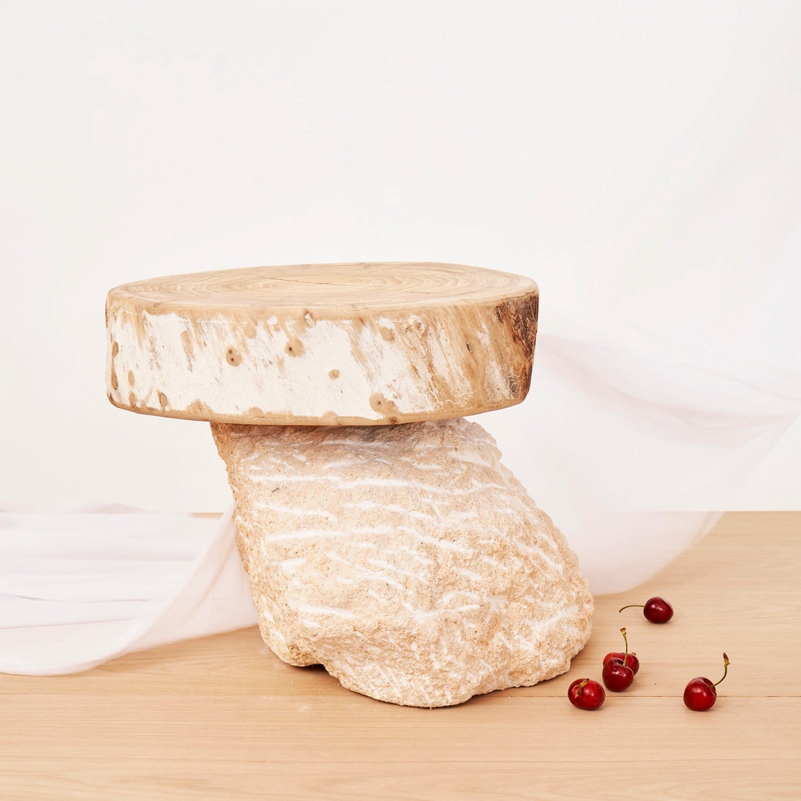 Mesita auxiliar Primitif colección Art Brut