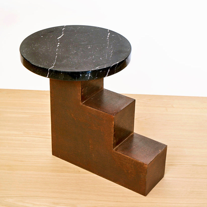 mesa escultórica acero y marmol