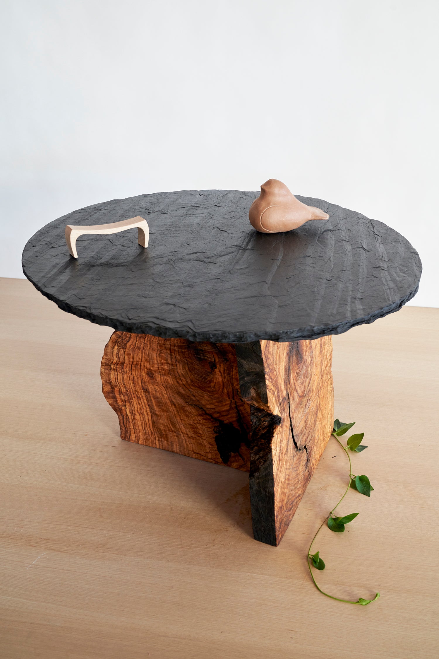 mesa madera y pizarra