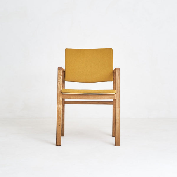 silla diseño mostaza y madera