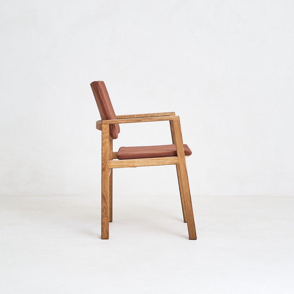 silla madera y terracota
