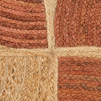Detalle trenzado de alfombra de yute terracota y natural
