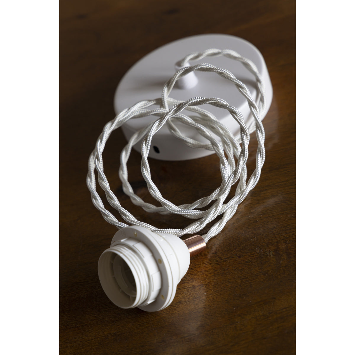 Cable textil blanco, florón y portalámparas