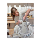 Hannah König trabajando la porcelana al torno en su estudio de Alemania