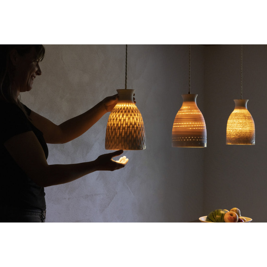 Mila Concave en una composición de lámparas de porcelana