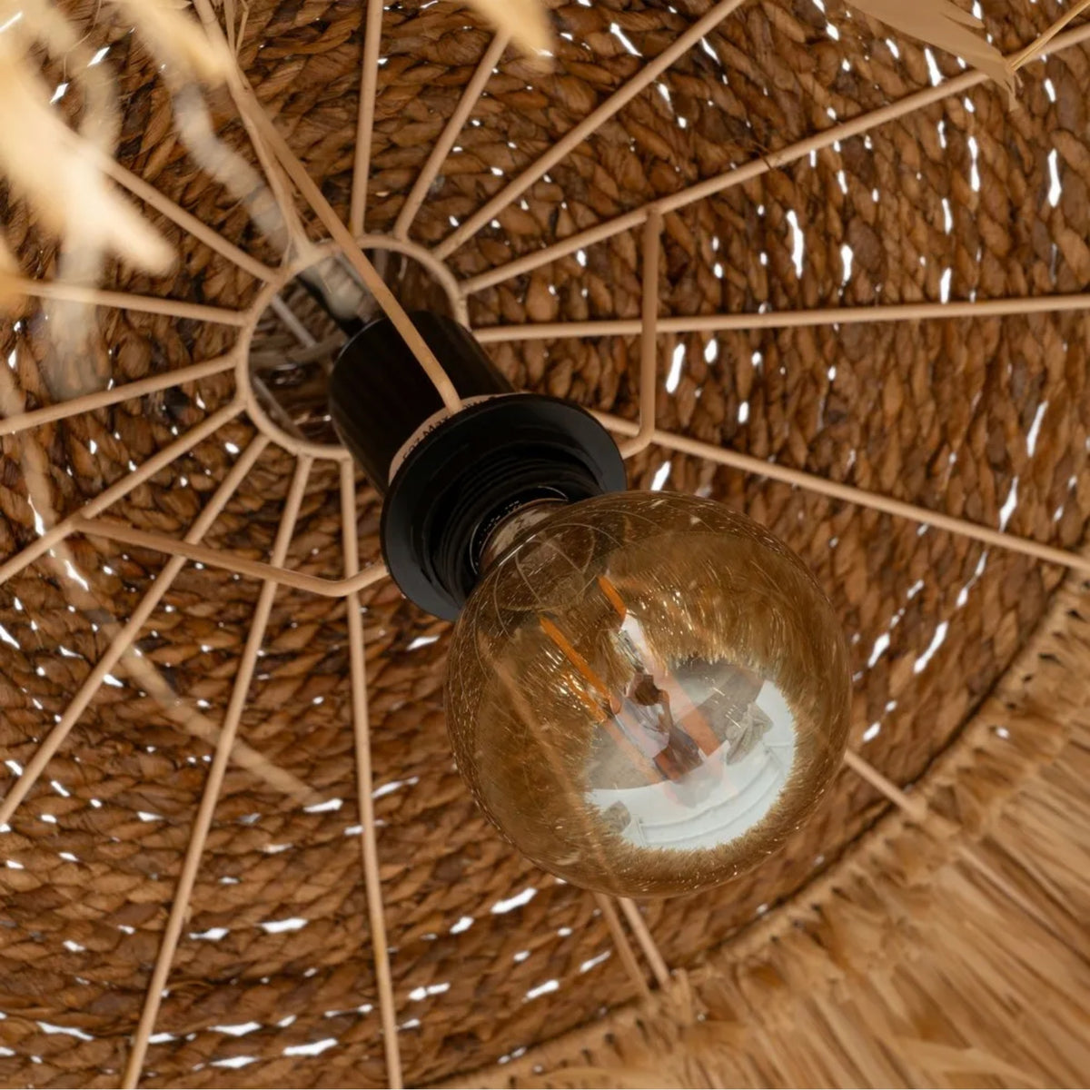 Lámpara Palapa de fibra natural — interior y portalámparas; bombilla no incluida