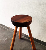 Taburete artesanal Low Stool by Camino de la Talla
