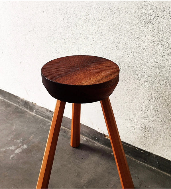 Taburete artesanal Low Stool by Camino de la Talla