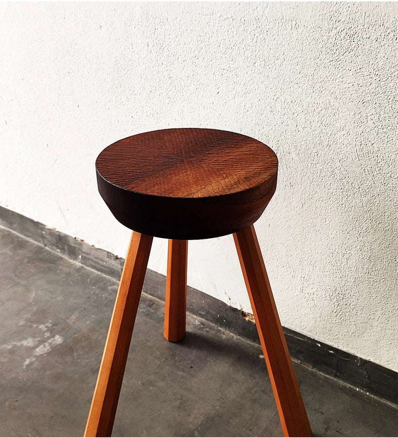 Taburete artesanal Low Stool by Camino de la Talla