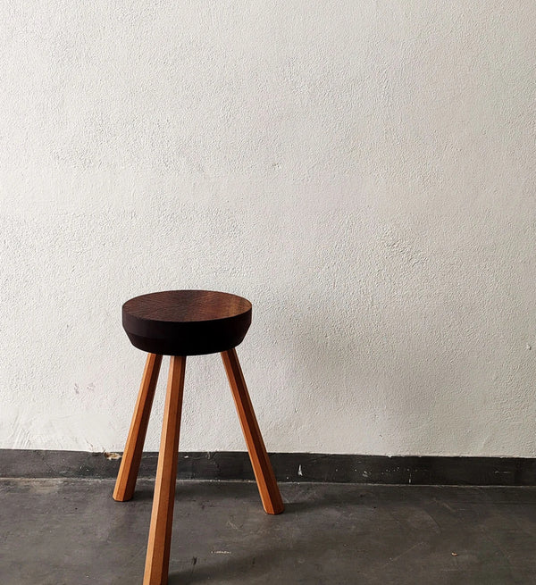 Taburete artesanal Low Stool by Camino de la Talla