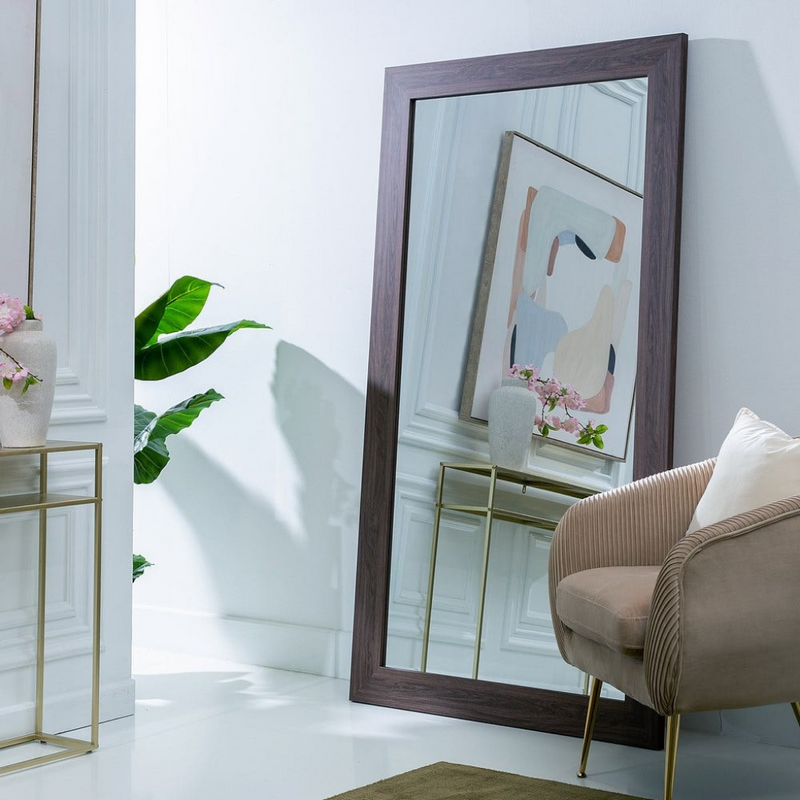 ESPEJO DE SUELO DE MADERA OSCURA